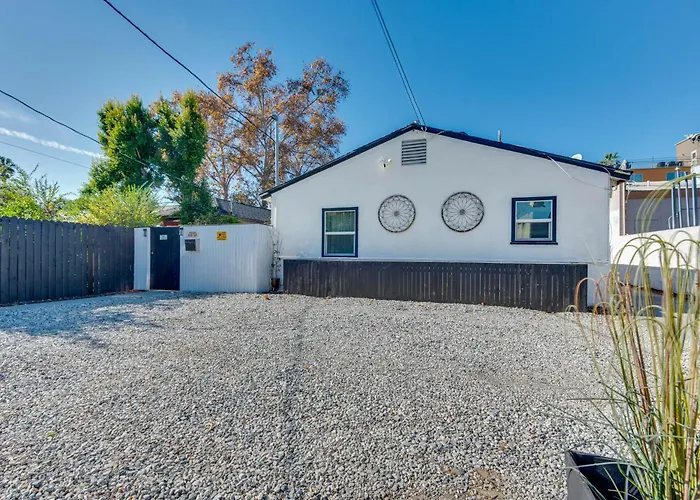 Van Nuys Abode With Patio, 7 Mi To Universal Studios