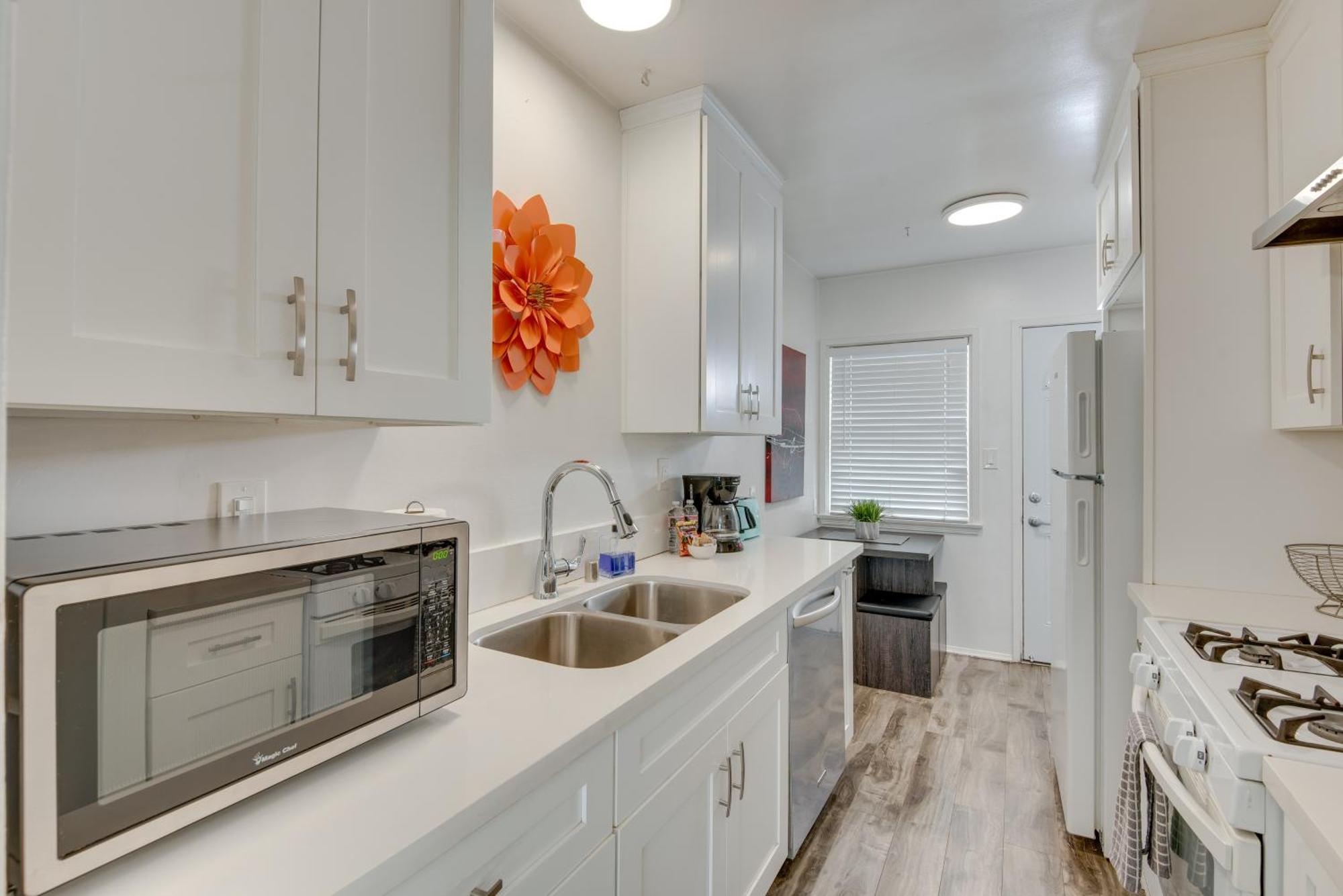 Nuys Abode With Patio, 7 Mi To Universal