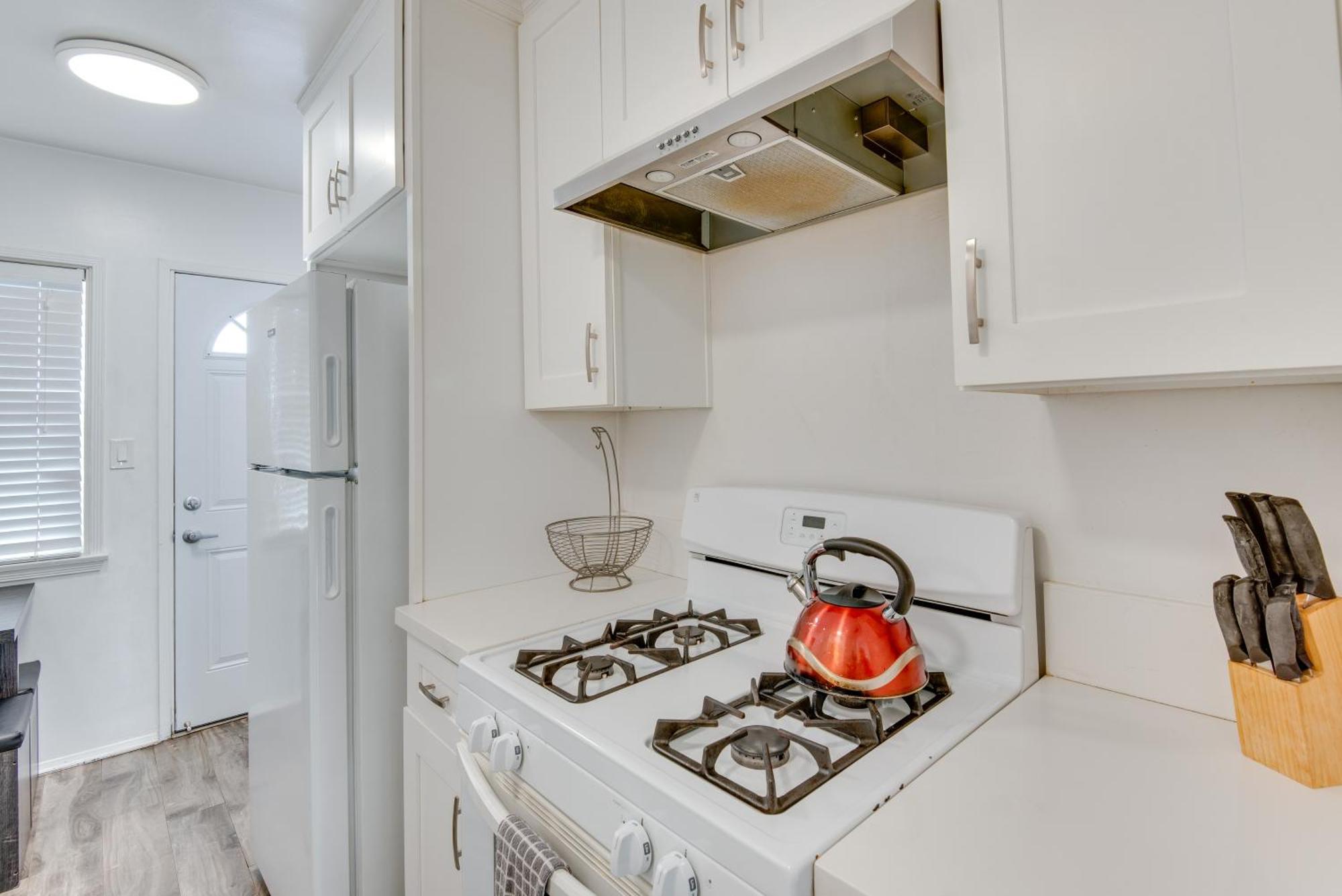 Apartment Nuys Abode With Patio, 7 Mi To Universal Los Angeles