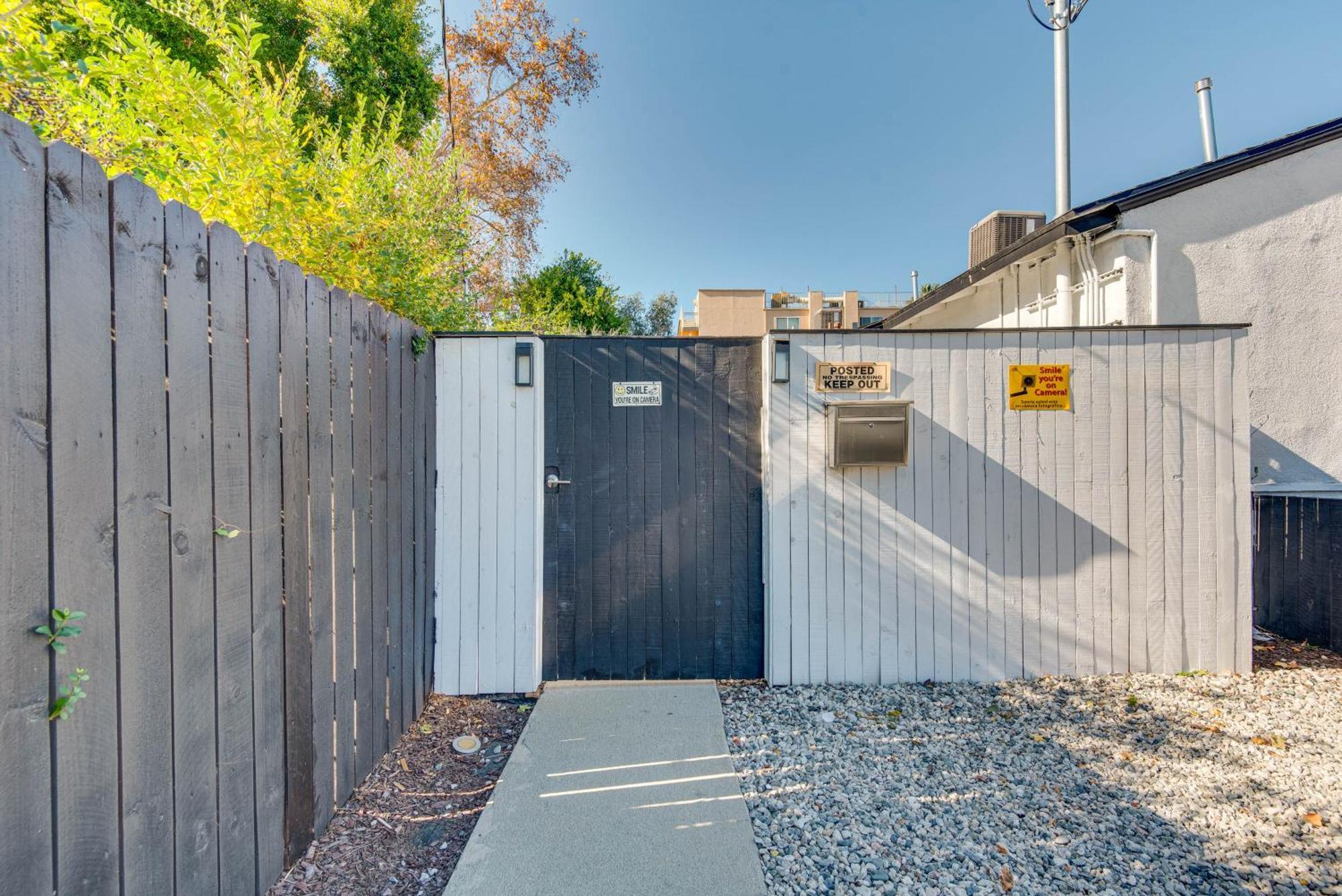 Nuys Abode With Patio, 7 Mi To Universal Apartment *