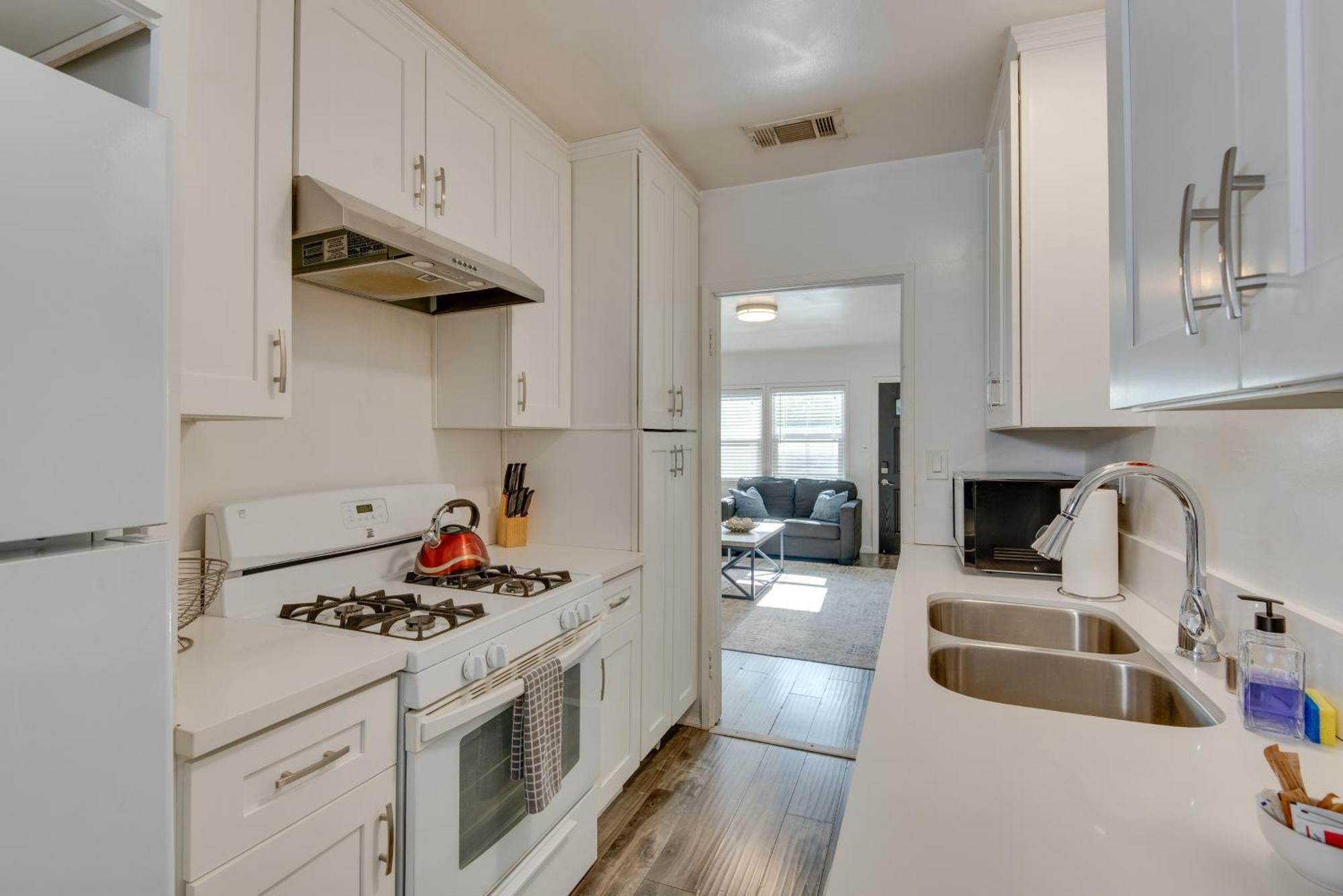 Nuys Abode With Patio, 7 Mi To Universal Apartment *