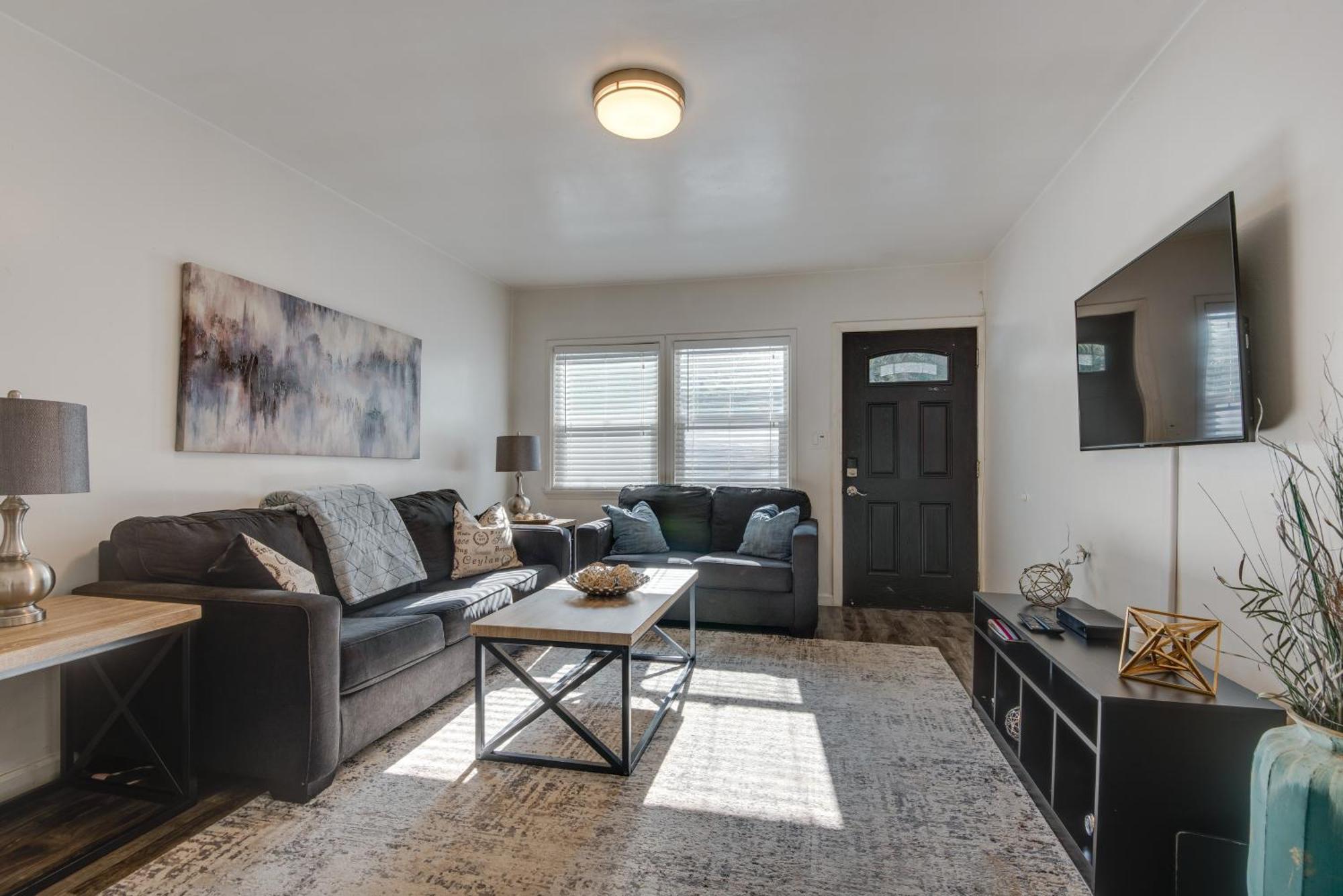 Apartment Nuys Abode With Patio, 7 Mi To Universal Los Angeles